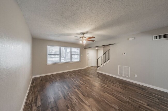 Foto del edificio - SPACIOUS UPDATED TOWNHOME - 1440SF