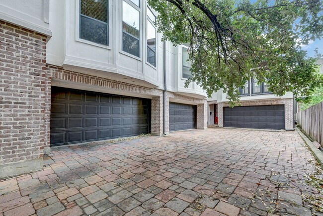 Building Photo - 3 Story Heights Townhome!