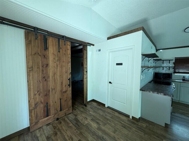 Foto del edificio - 18312 Hollister Rd