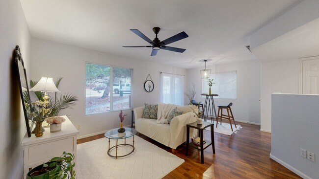 Foto del edificio - Beautiful 3-Bed, 2.5-Bath Home in South FoCo!