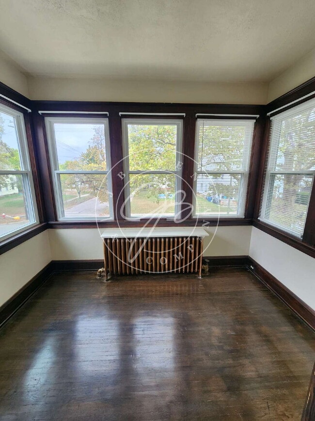 Building Photo - "Cozy Studio Living in South Toledo! All utilities included!