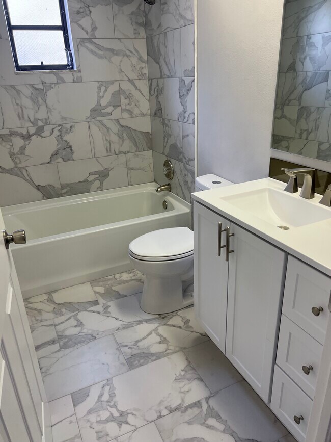 Foto del edificio - 2005 McMullen Ave