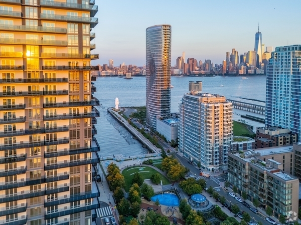 Welcome to Newport, where luxury meets comfort on the Jersey City waterfront. - Newport Rentals