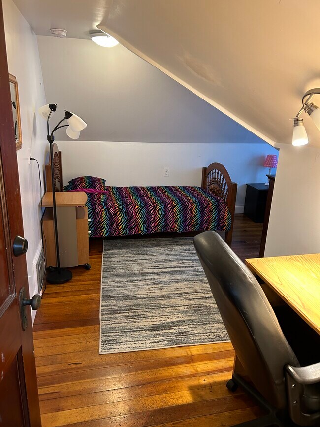 Foto del edificio - 311 W 6th St