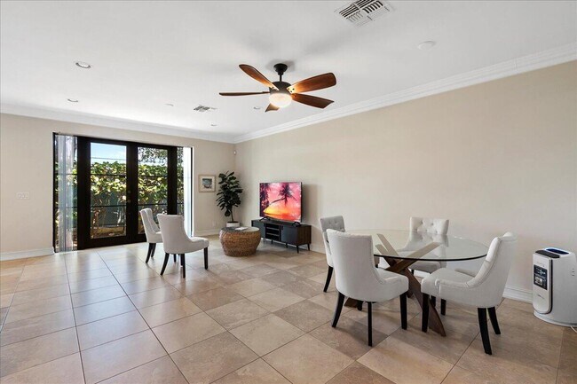 Building Photo - 320 Via Villagio