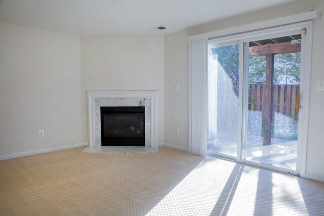 Foto del edificio - 5515 Sacramento Mews Pl