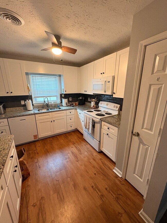 Foto del edificio - JAMESTOWN #30 | 2B/2.5B PRELEASING