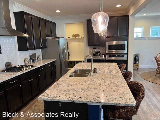 Building Photo - 3 br, 2.5 bath House - 2946 Thirlestane Dr.