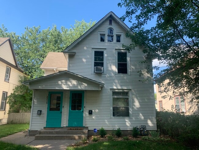 Building Photo - 2214 3rd St NE