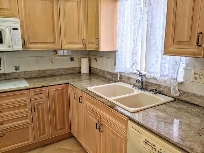 Building Photo - 3665 Lake Bayshore Dr