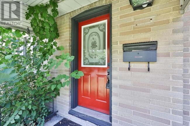 Building Photo - 68 Oriole Ave