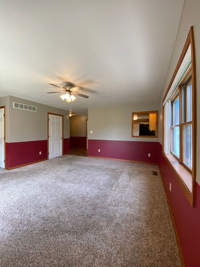 Building Photo - 4 Bedroom Single Family Home in Goshen