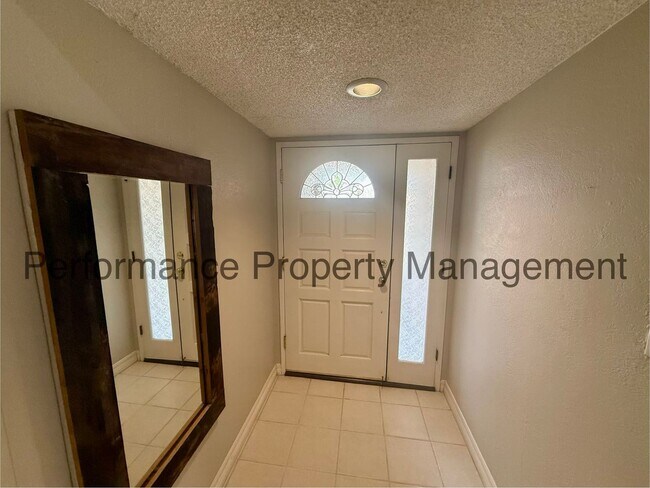 Foto del edificio - Stunning 3 Bed/2 Bath SW Bakersfield Home w/ RBP & $0 Deposit Option