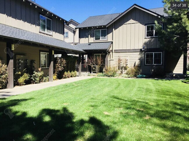 Foto del edificio - **AVAILABLE FOR SHOWINGS** Newly renovated...