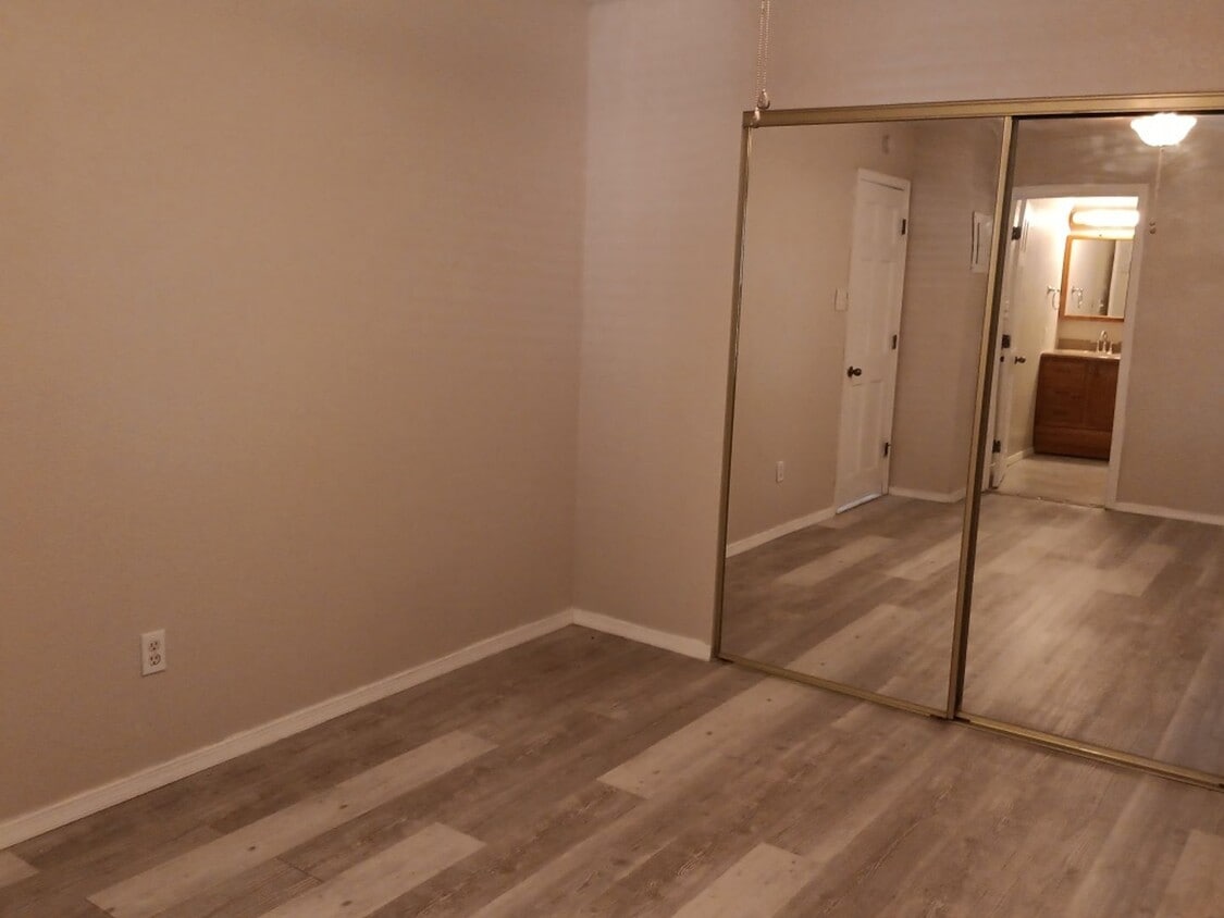 Building Photo - 1-bedroom, 1-bathroom home located in the vibrant city of Albuquerque