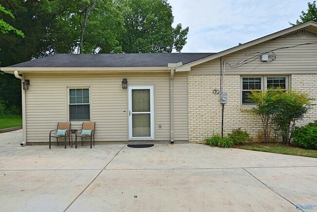 Building Photo - 207 Jones Valley Dr SW