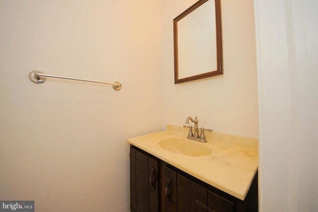 Building Photo - 10 Catbird Ct