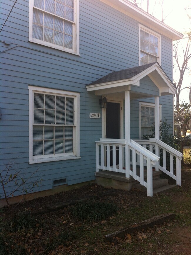 Building Photo - 2021 N Bell Ave