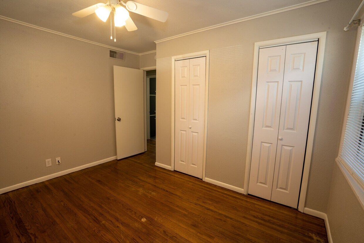 Primary Photo - 3 Bed 1 Bath MIDTOWN home!!