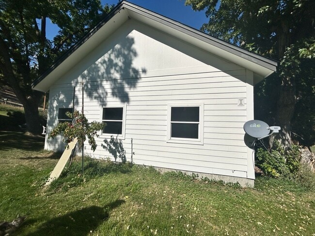 Building Photo - Large 5 bed 2.5 bath in peaceful county se...