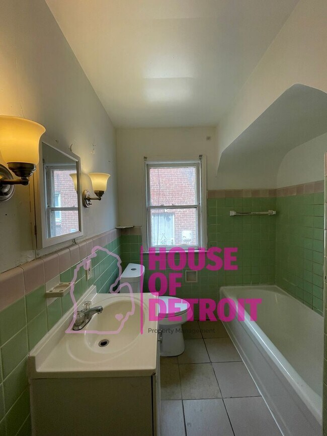 Foto del edificio - 3 BEDROOM 1 BATH BUNGALOW FREE PRE-SCREEN