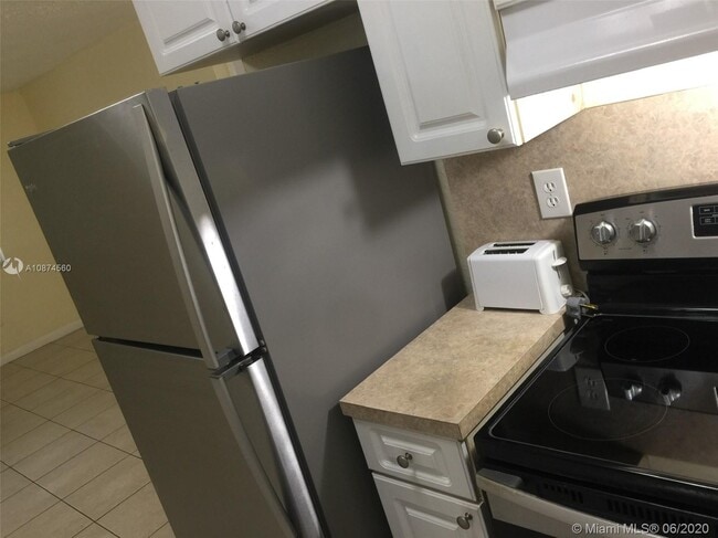 Building Photo - 257 S Royal Poinciana Blvd