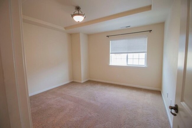 Building Photo - Clean 2 Bedroom. 2 bath apartment