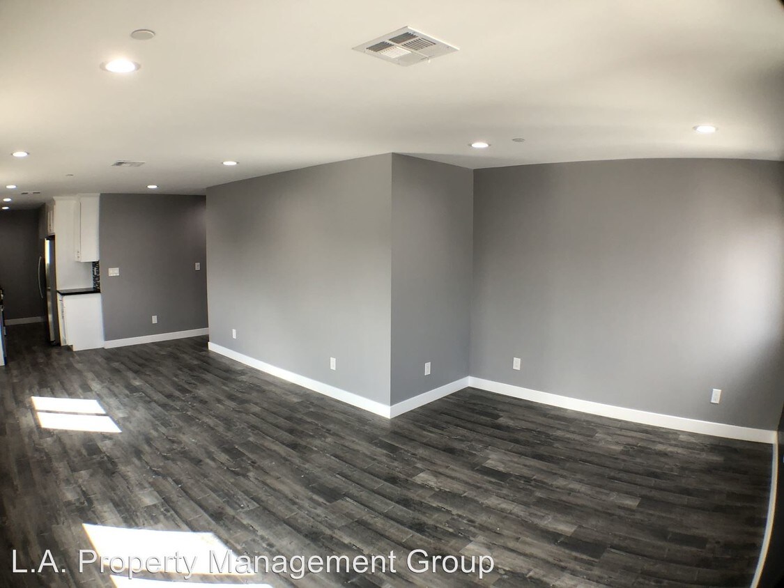 Foto principal - 729 1/2 W 76th St