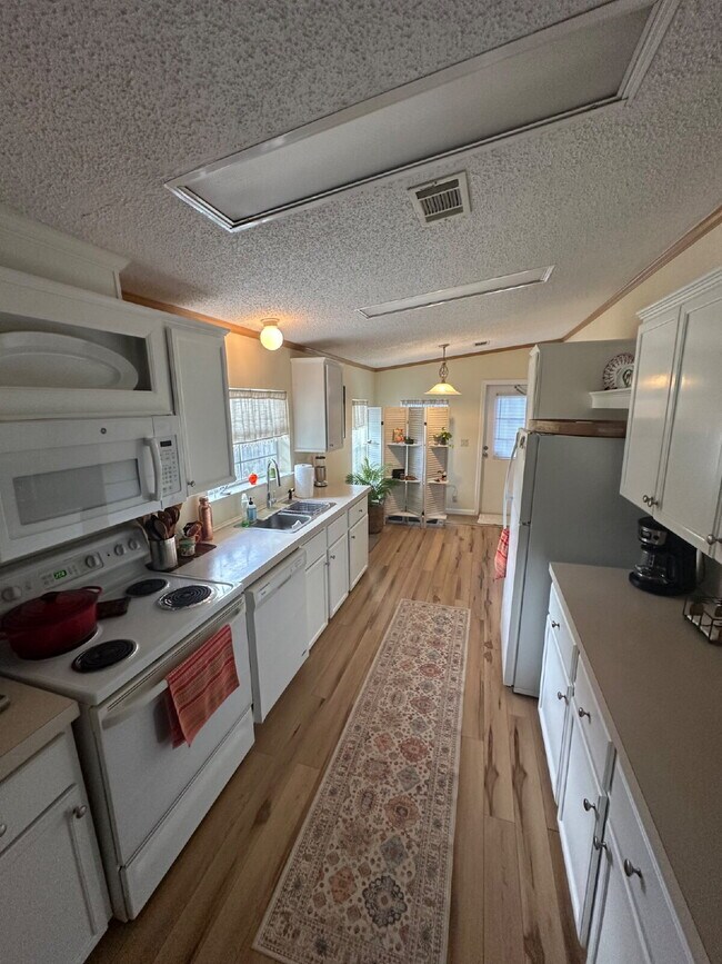 Foto del edificio - Discover this adorable 3-bedroom, 2-bathroom home nestled in a country setting