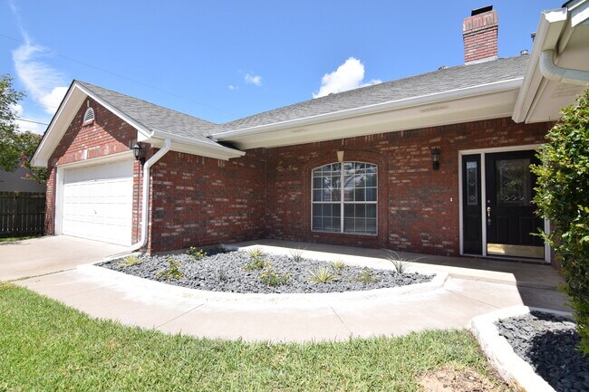 Building Photo - 112 Tiger Cir