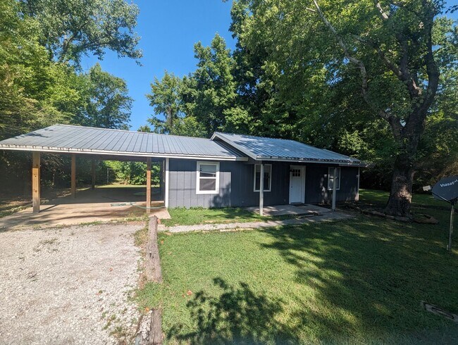 Building Photo - 3/1 Just East of Batesville
