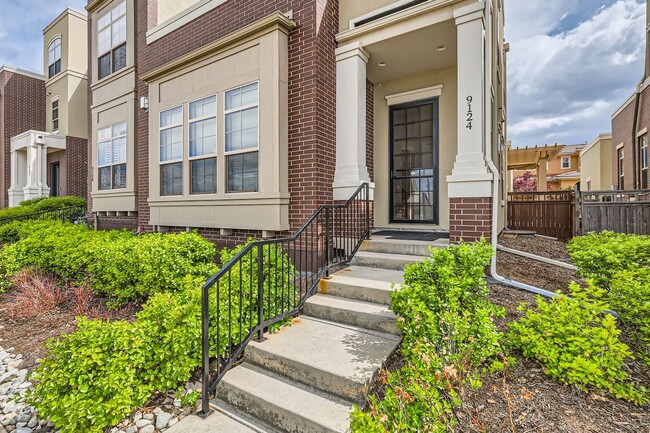 Foto del edificio - Beautiful- Open Concept - Updated - Main f...