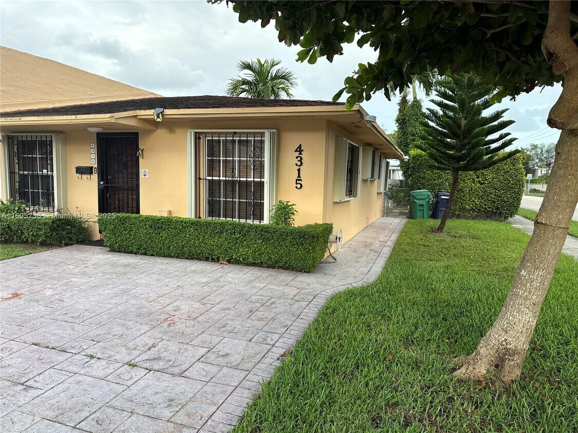 Foto principal - 4315 SW 69th Ave