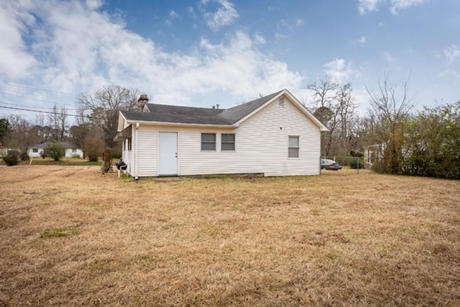Building Photo - Newly renovated 1930s house waiting to bec...