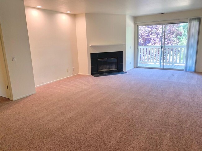 Building Photo - Beautiful Upstairs 2 Bedroom 2 Bath Unit J...