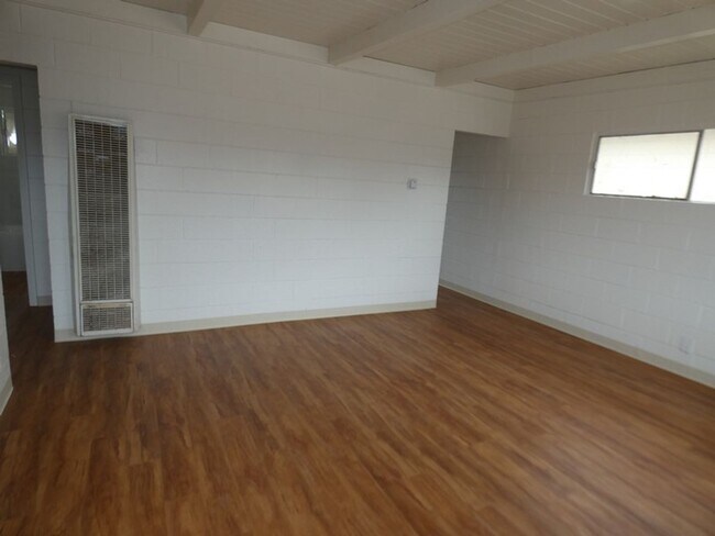 Foto del edificio - Clean and Bright 2 Bedroom 1 Bath Duplex