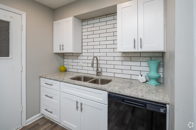 2BR, 2BA - Renovated - 953SF - Kitchen - Arden Landing Apartments