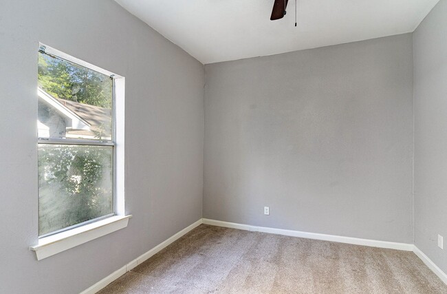 Building Photo - Affordable 4BD/2.5BA house!