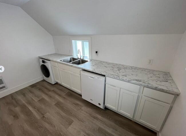 Photo du bâtiment - Spacious 3-bedroom, 1-bathroom apartment in a fantastic downtown location!