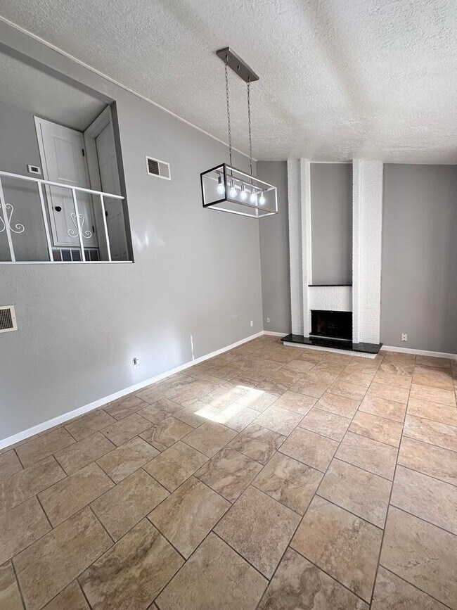 Foto del edificio - 4 bed 3 bath  Tri-Level Home