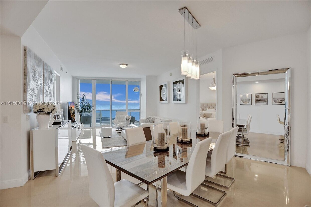 Foto principal - 15901 Collins Ave