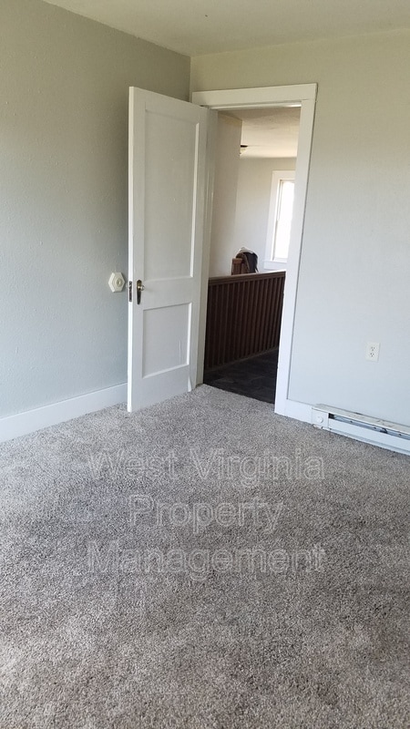 Building Photo - 807 S Oakwood Ave