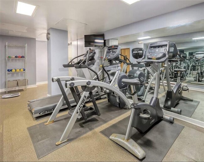 Building Photo - 405 Thames St