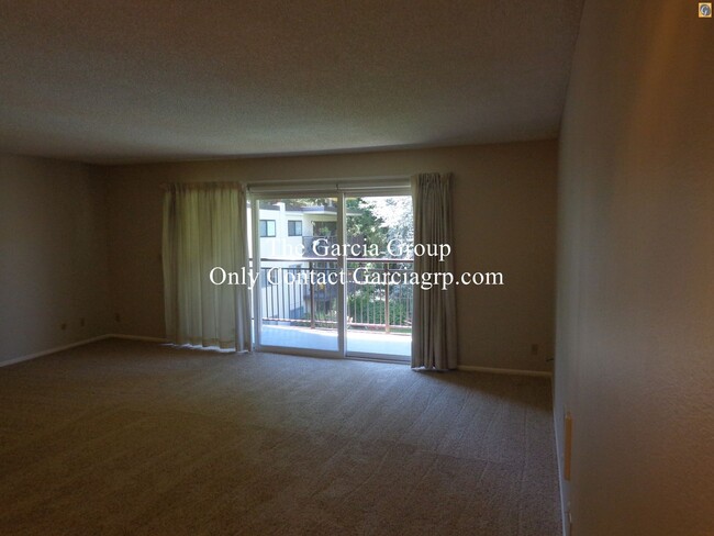 Building Photo - Spacious Vista Hills Condo next to The Ros...