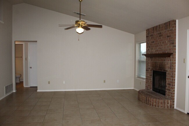 Building Photo - 4 BEDROOM, EASY COMMUTE