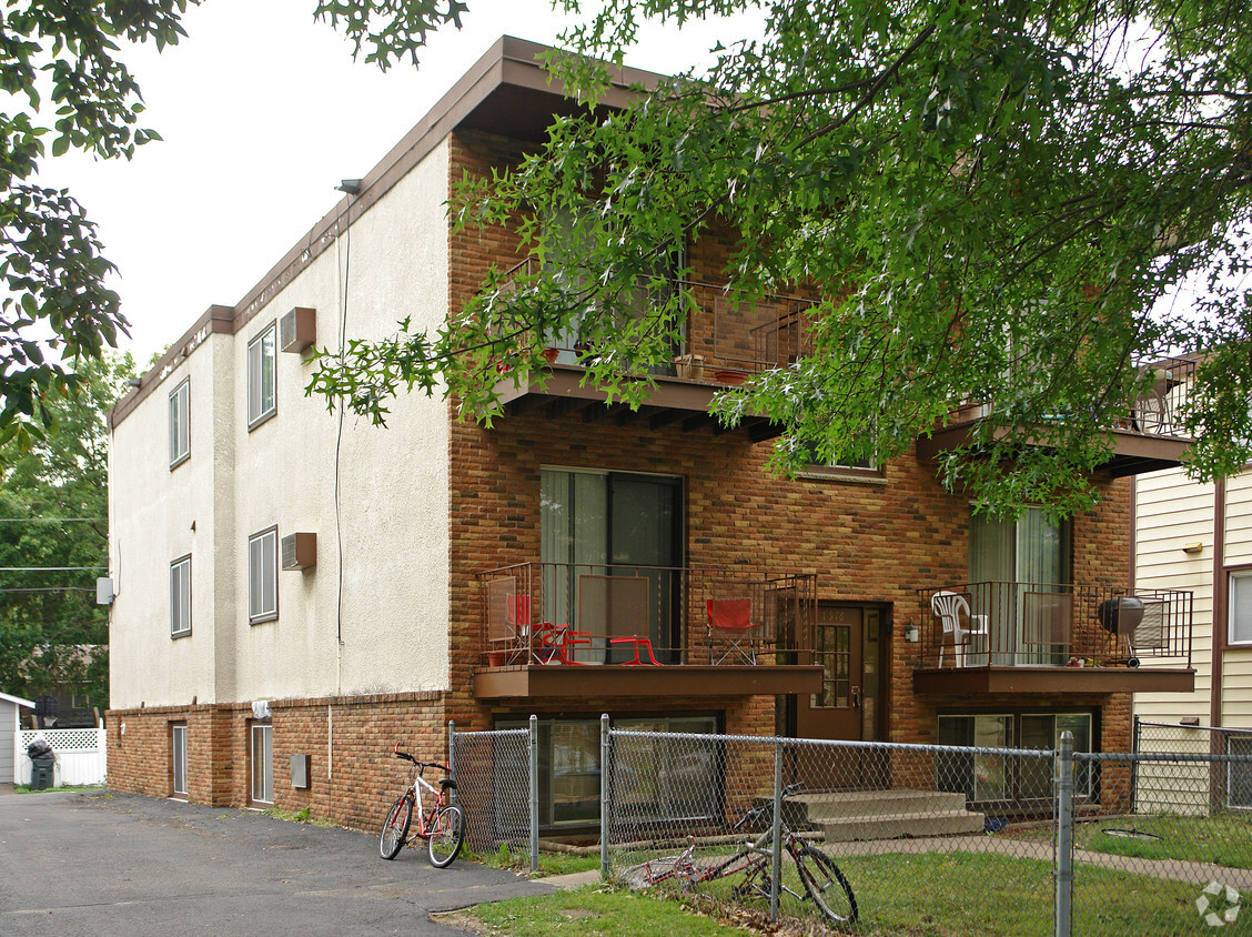 Primary Photo - Hilltop Apartment