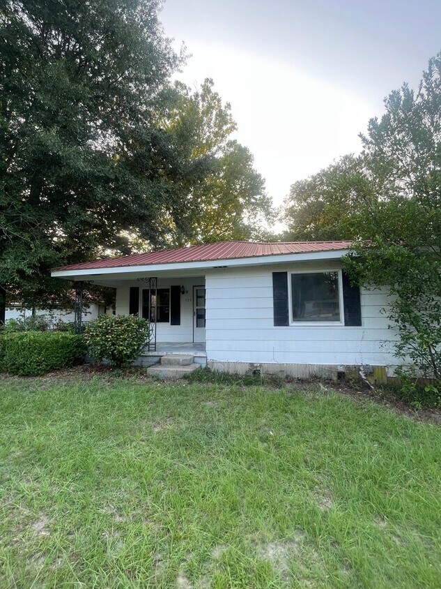 Primary Photo - NEWLY REMODELED! ELBA!