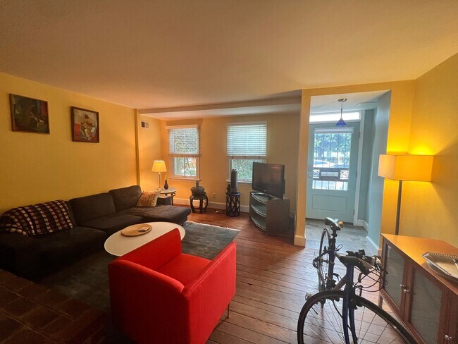 Building Photo - Charming Fully Furnished 2 BR/2 BA Townhom...