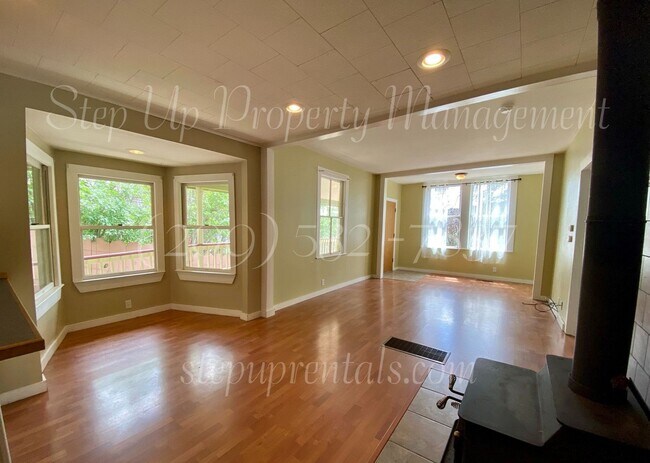 Building Photo - 3 Bedroom 1.5 bath Victorian Home w/ 2 Car...