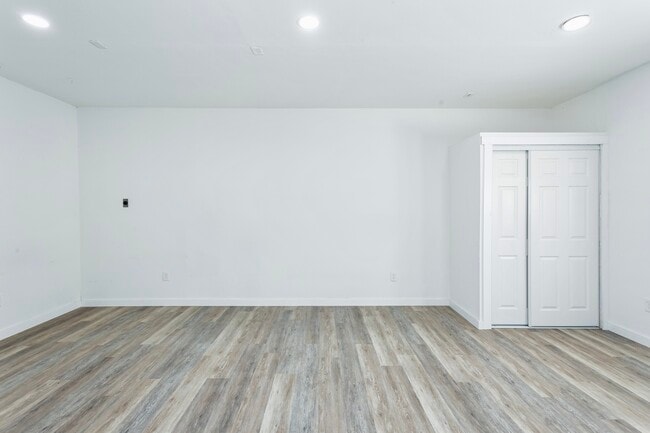 Building Photo - 4822 S L St